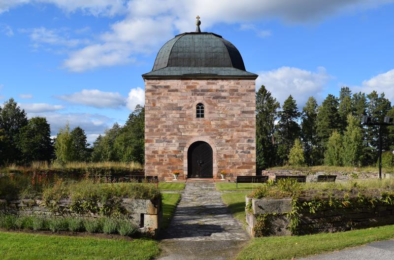 Det rektangulära kapellet på Forsbacka kyrkogård.