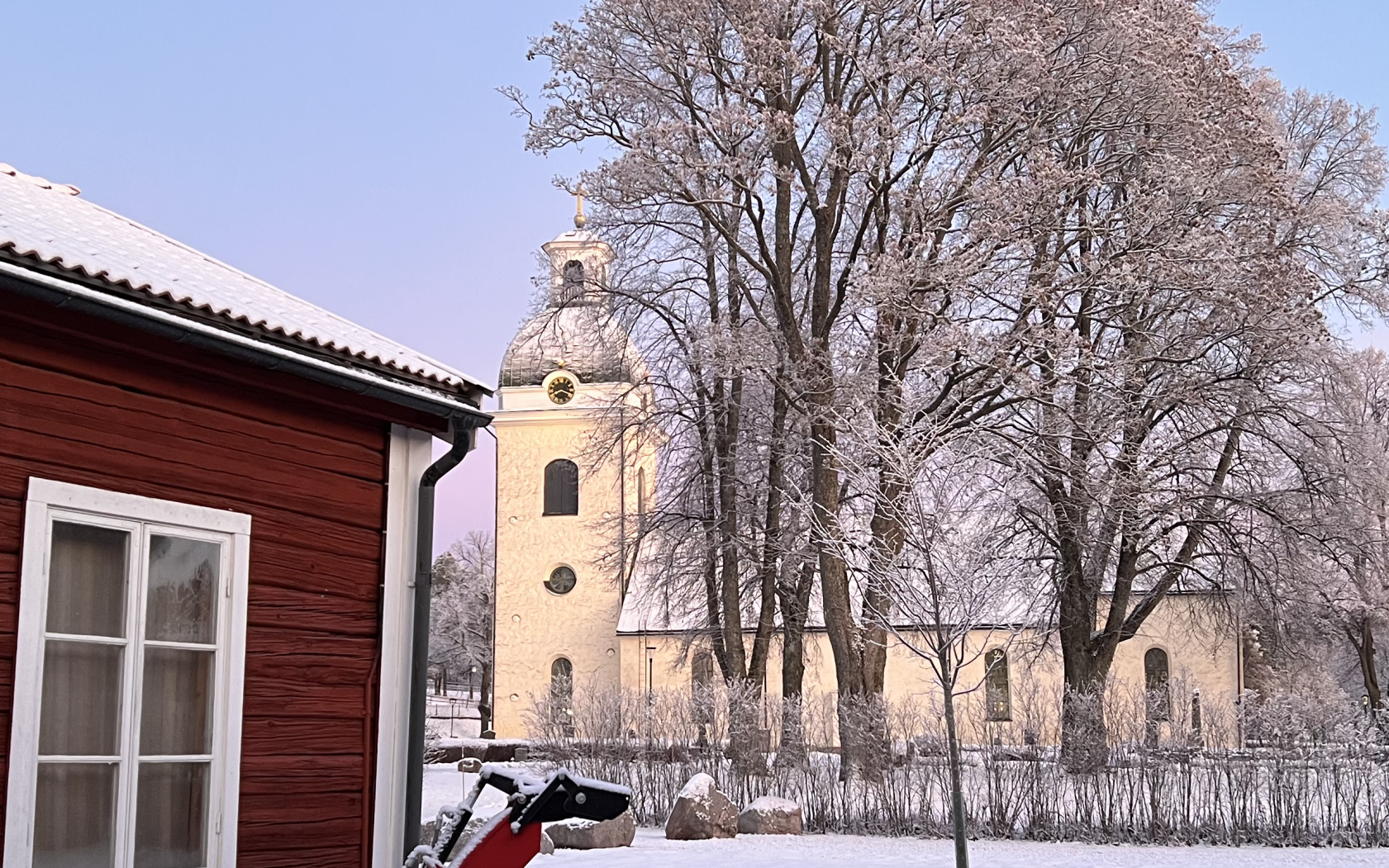 Valbo kyrka en vintermorgon.