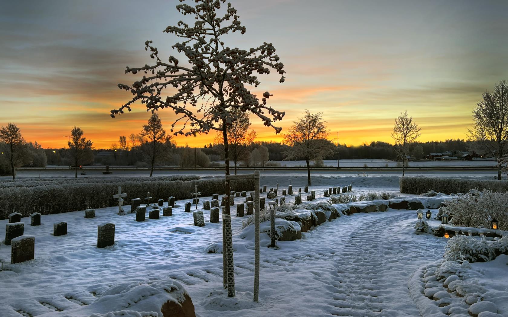 Vintermorgon på Askgravlunden i Valbo.