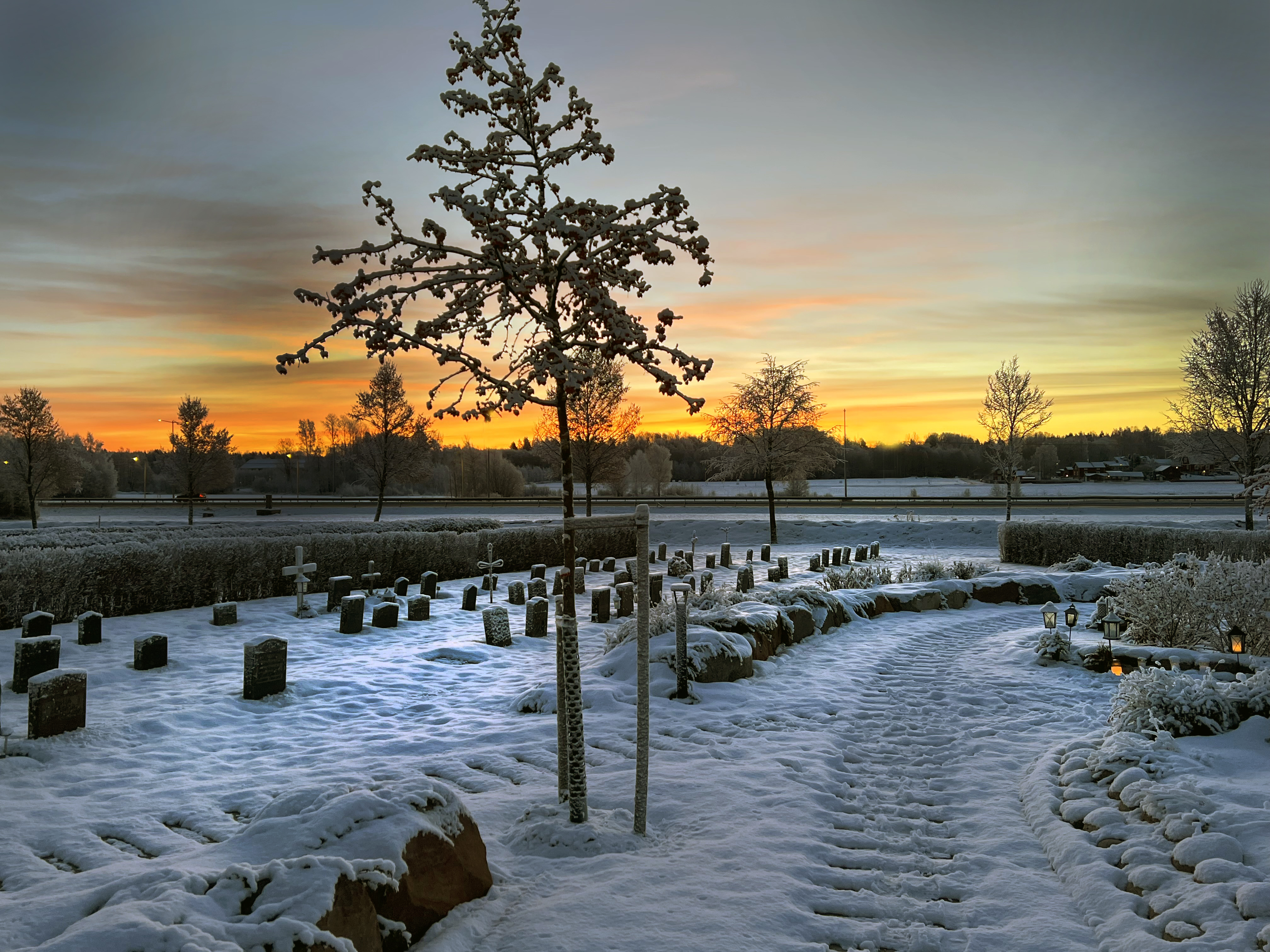 Vintermorgon på Askgravlunden i Valbo.