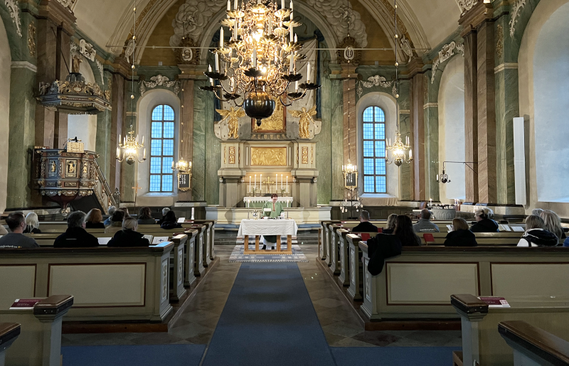 Prästen leder en morgonbön i Hedesunda kyrka.