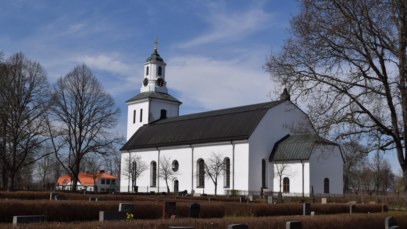 Hedesunda kyrka i maj månad.