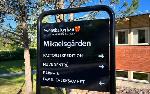 Entréskylten vid pastorsexpeditionen på Mikaelsgården