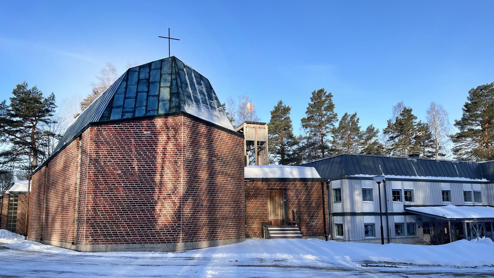 Forsbacka kyrka och Mariagården i det första vårljuset.