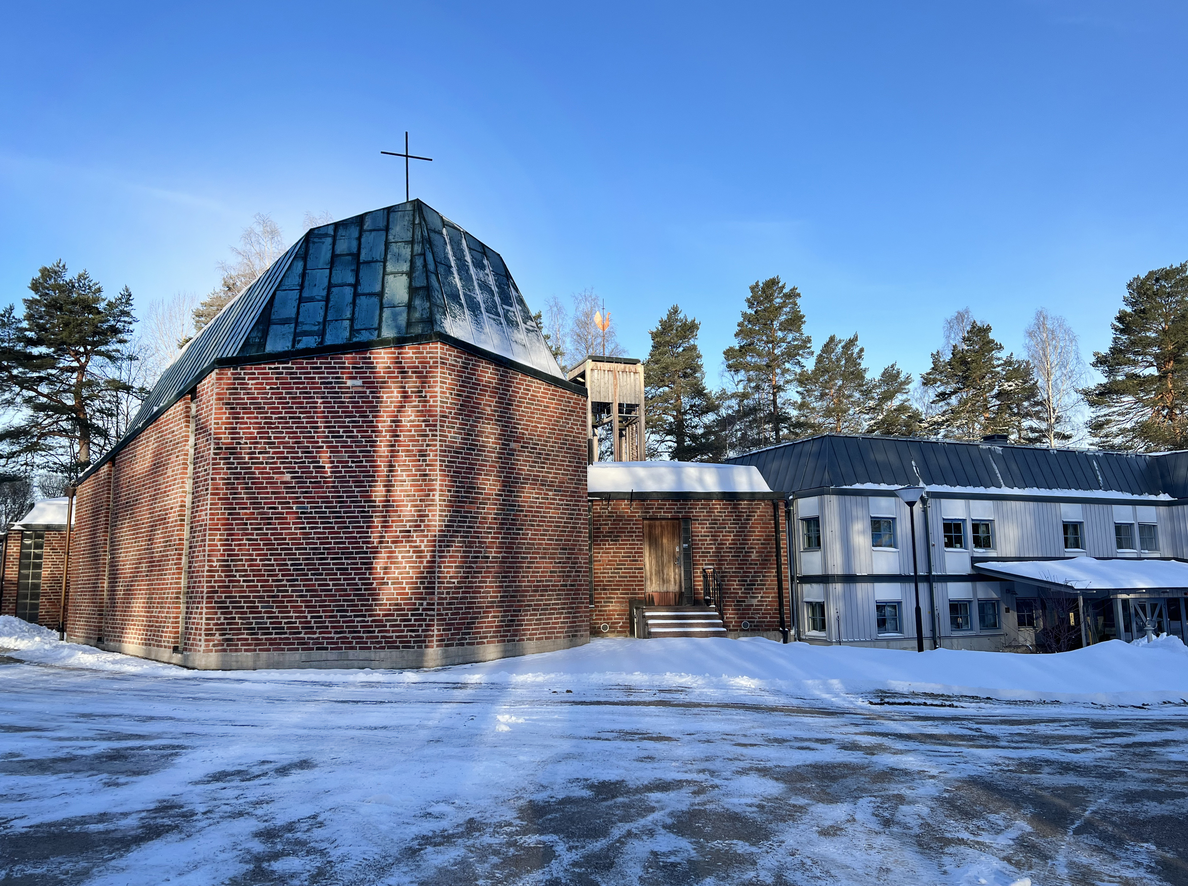 Forsbacka kyrka och Mariagården i det första vårljuset.