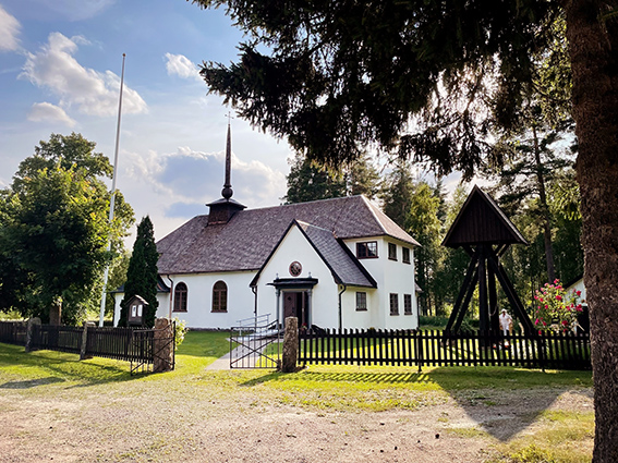 Den vitputsade Ansgariikyrkan och Ansgariikyrkan och klocktornet i trä..