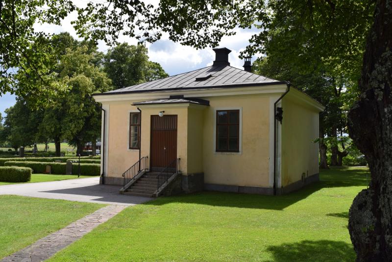 Sockenstugan, en gulputsad byggnad vid Valbo kyrka.