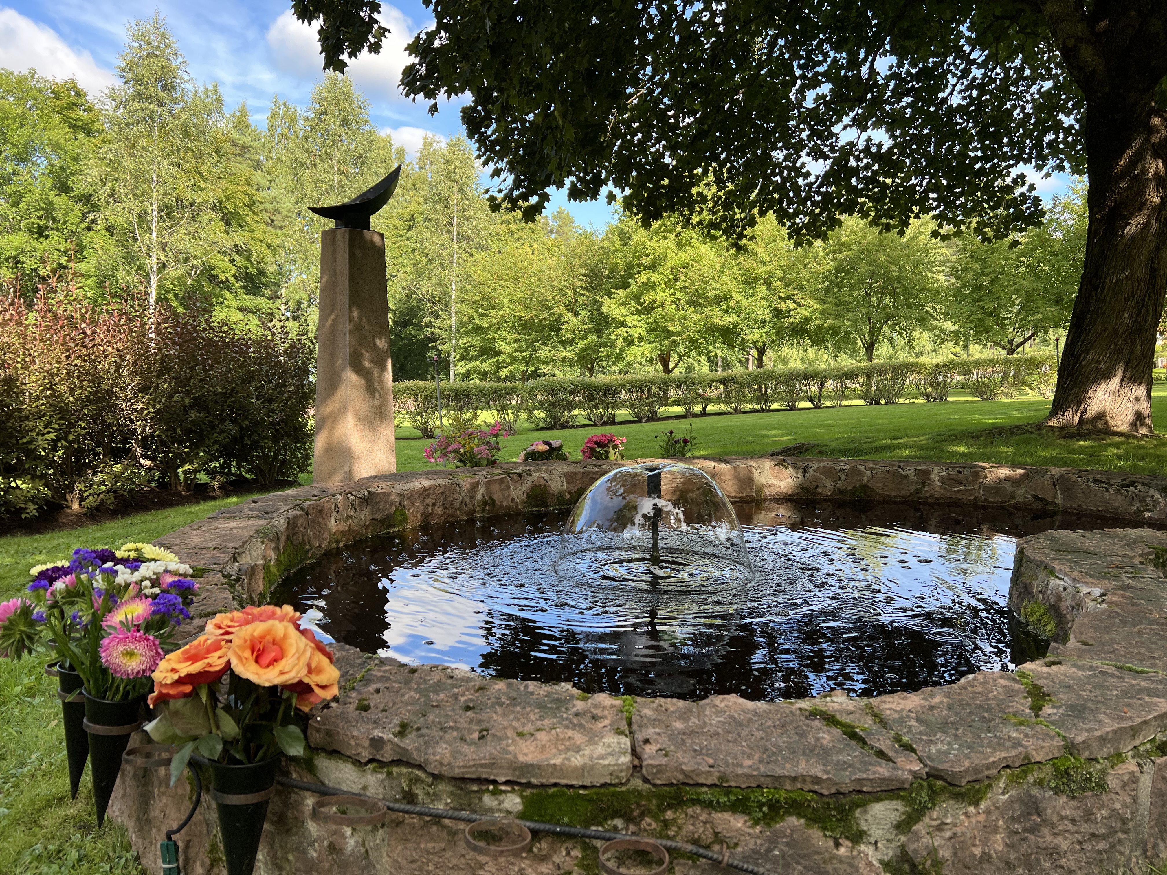 Minneslunden på Forsbacka kyrkogård med en damm formad som ett hjärta.