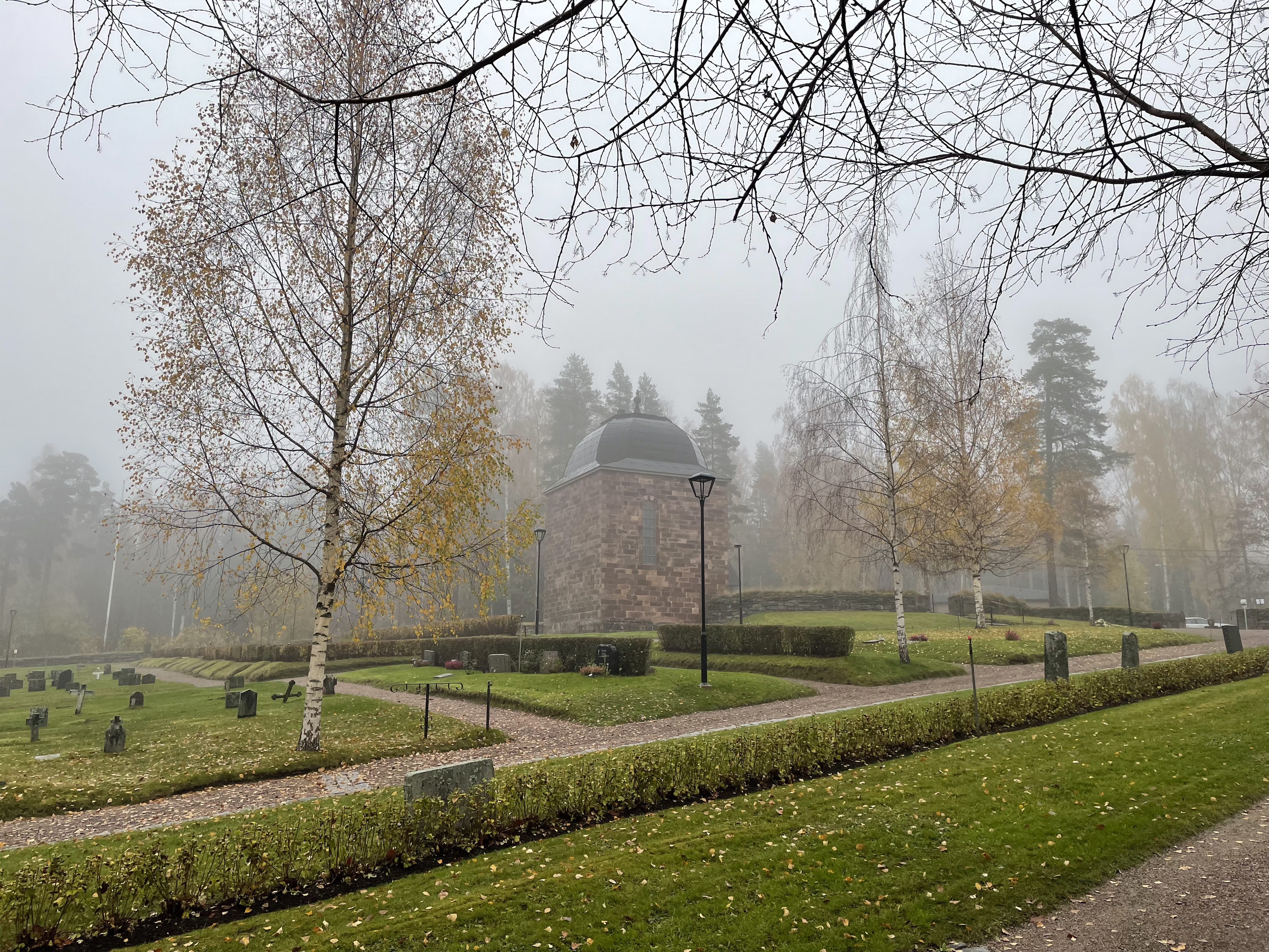 Forsbacka kyrkogård i dimma.