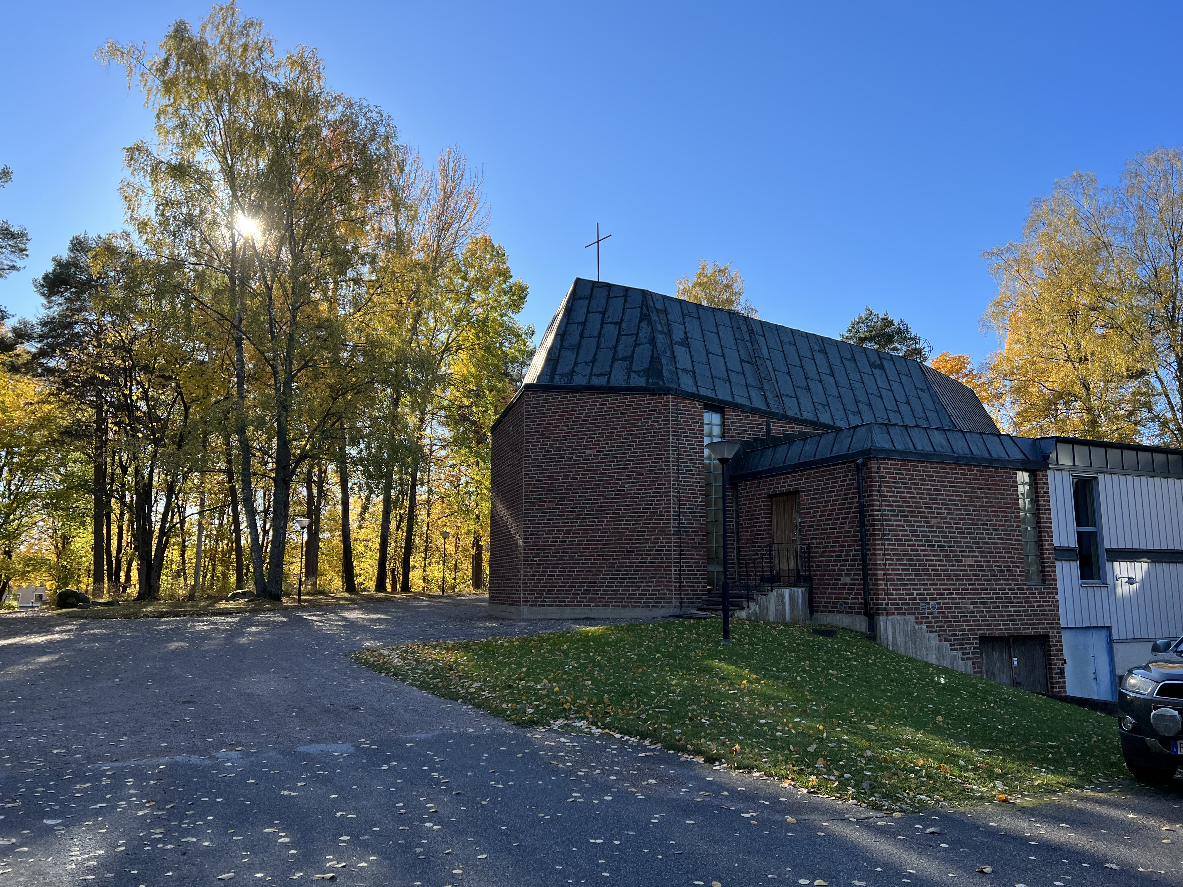 Forsbacka kyrka i höstsol.