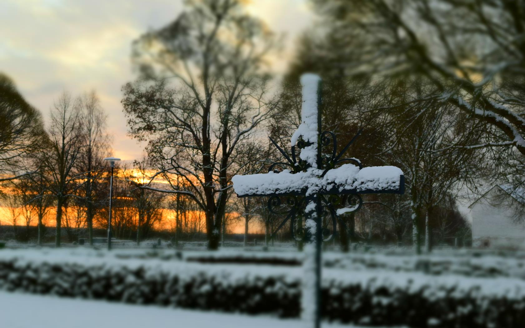 En snötäckt kyrkogård vid Hedesunda kyrka.