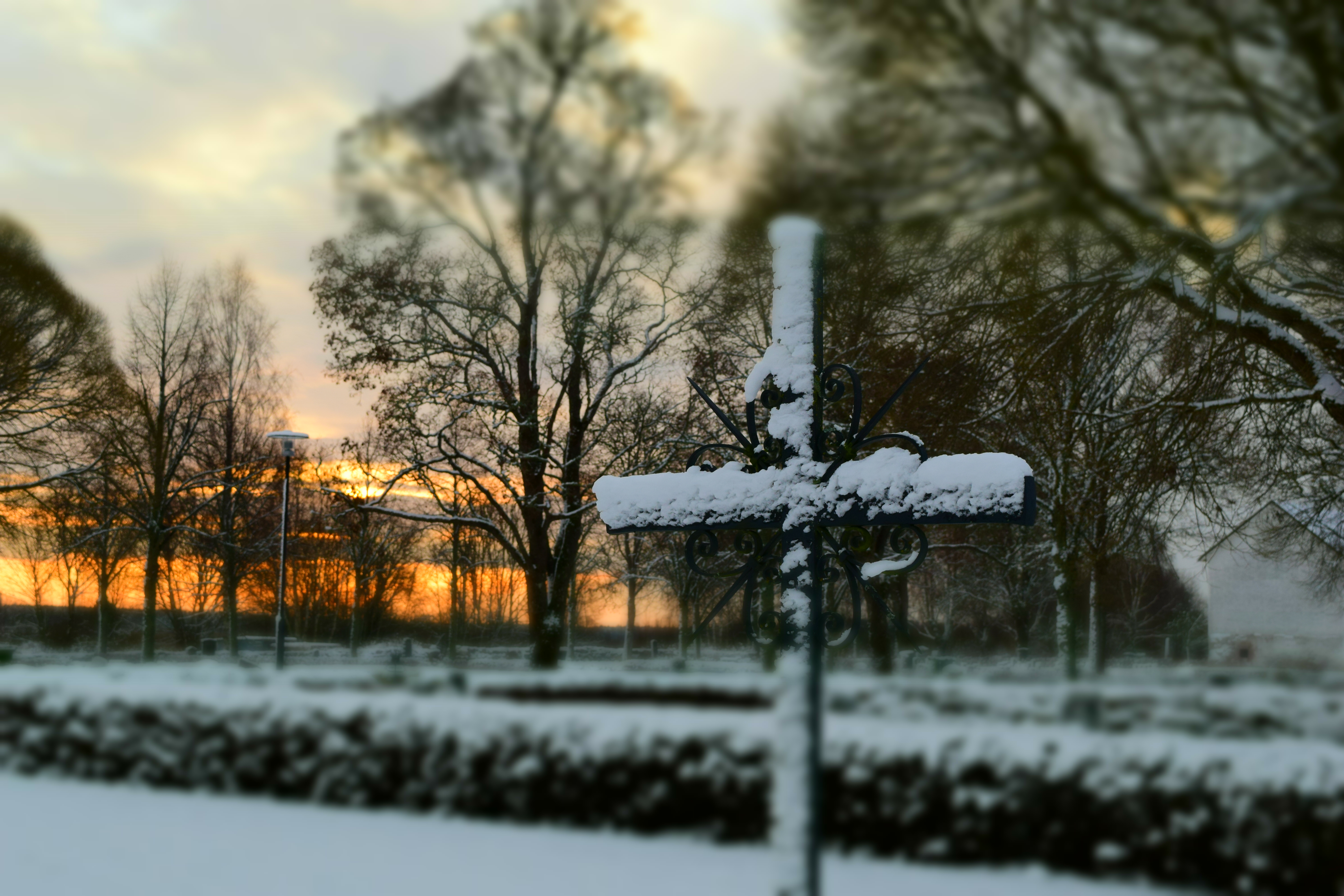 En snötäckt kyrkogård vid Hedesunda kyrka.