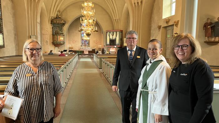 Personal och kyrkvärd hälsar välkommen till Valbo kyrka innan gudstjänsten.