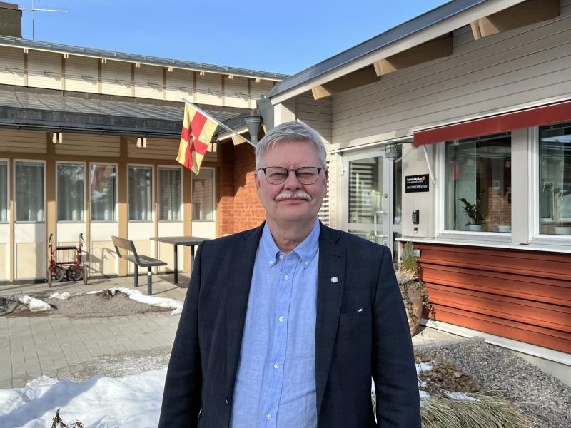 Kennet Ekberg, ordförande i kyrkorådet utanför Mikaelsgården.