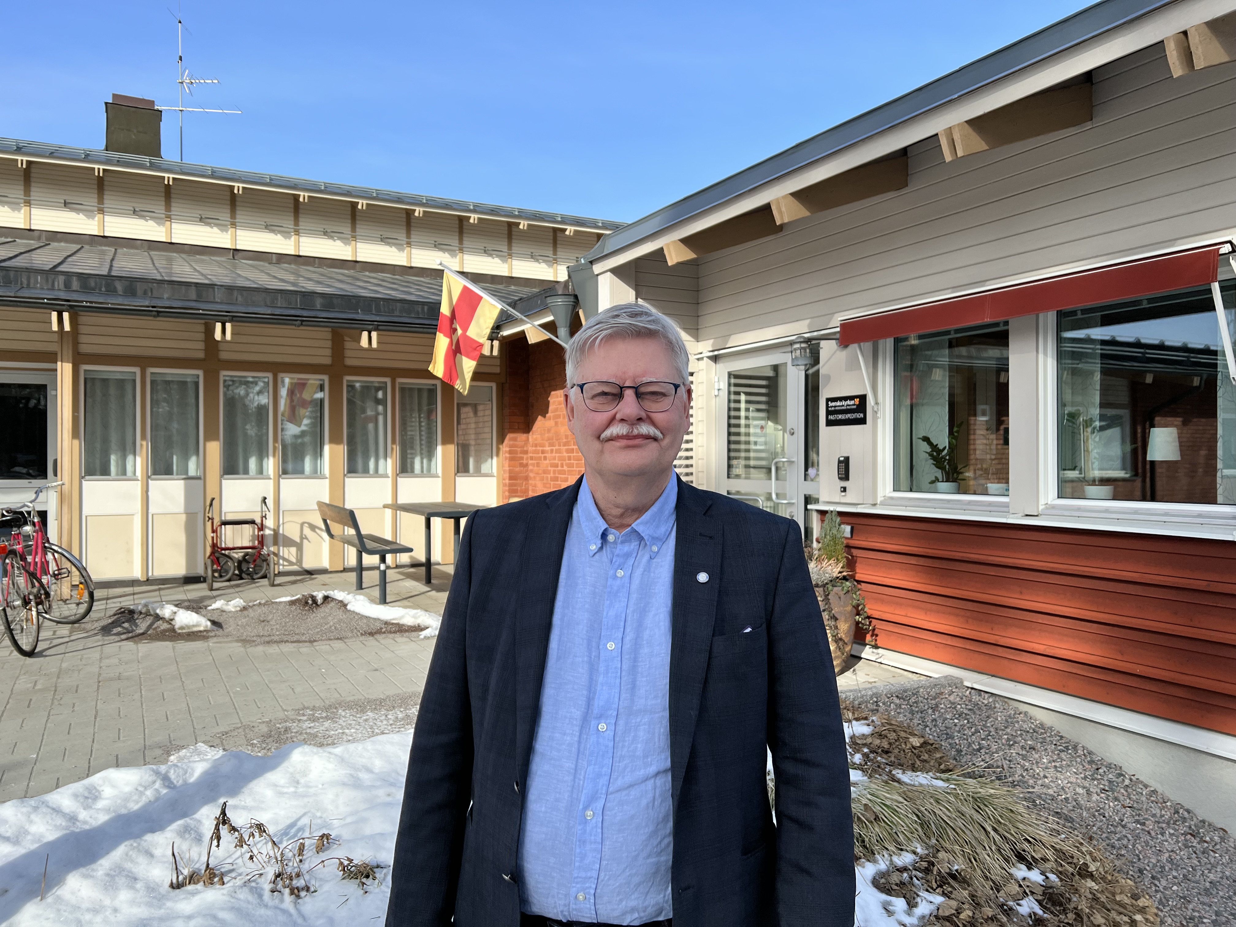 Kennet Ekberg, ordförande i kyrkorådet utanför Mikaelsgården.