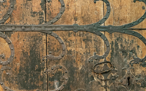 Närbild på kyrkport med vackra järnbeslag från 1400 talet.