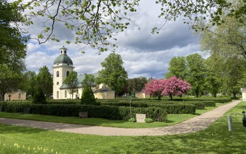 Valbo kyrkogård i försommargrönska.