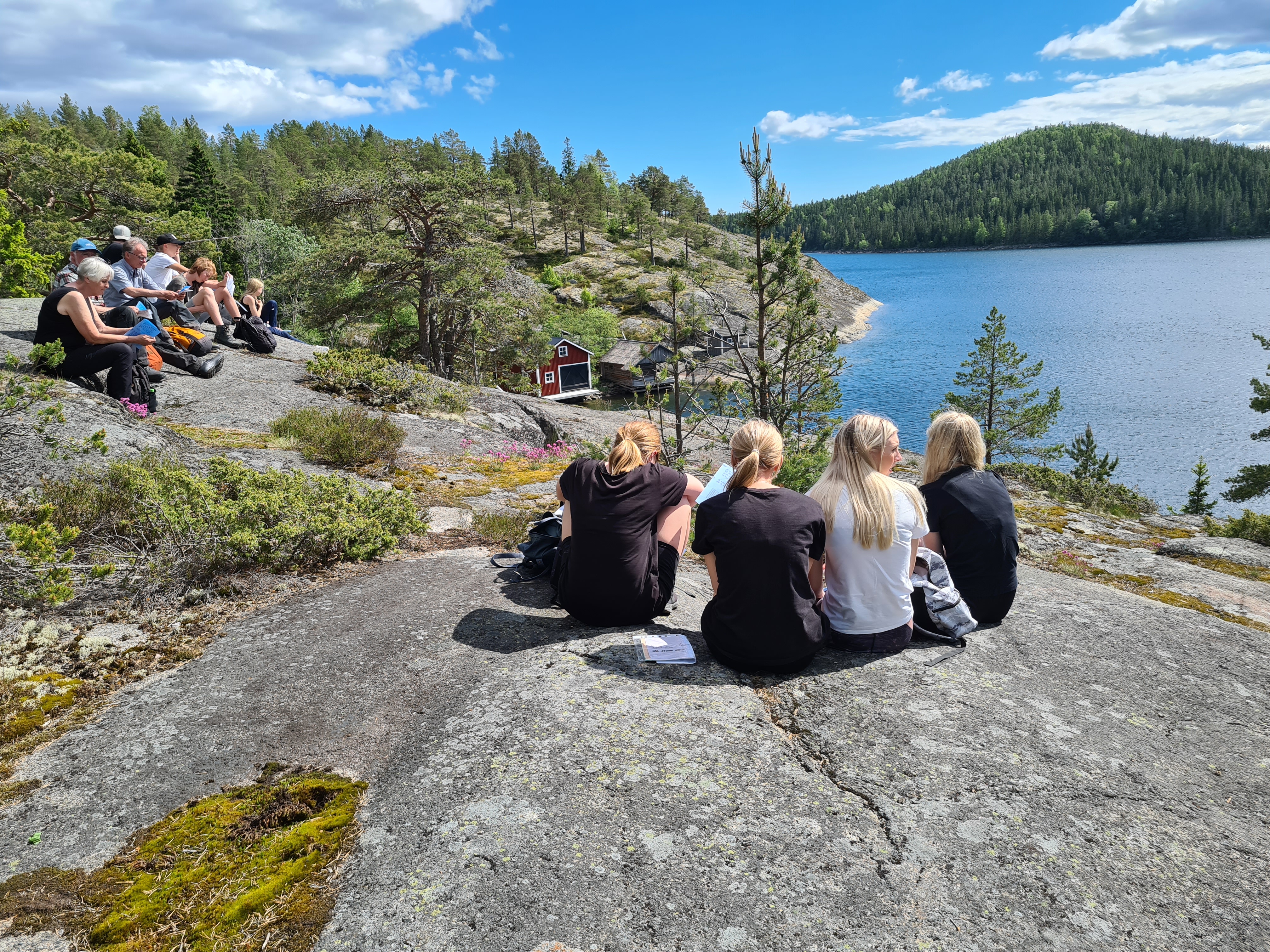 Konfirmander på en klippa vid Höga Kusten