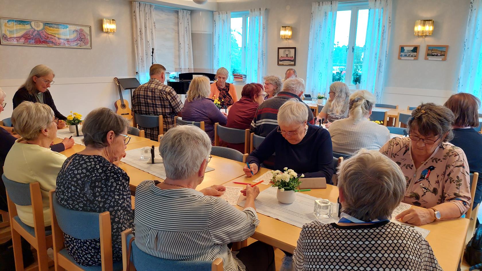 Koncentrerade bingospelare i Ytterlännäs sockenstuga under ett café Livslust