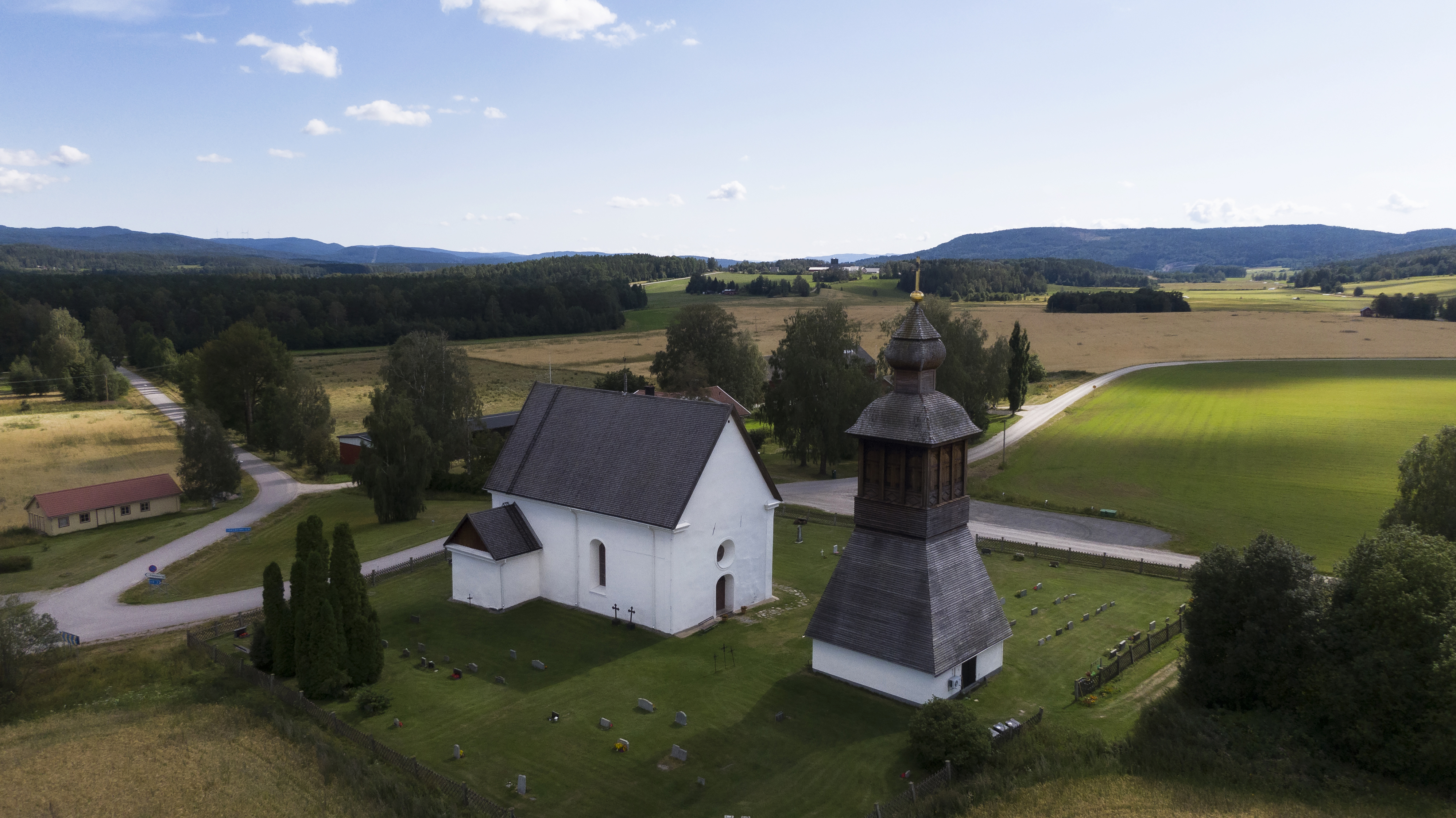 Flygfoto över Klockstapeln vid Torsåkers kyrka i Ångermanland