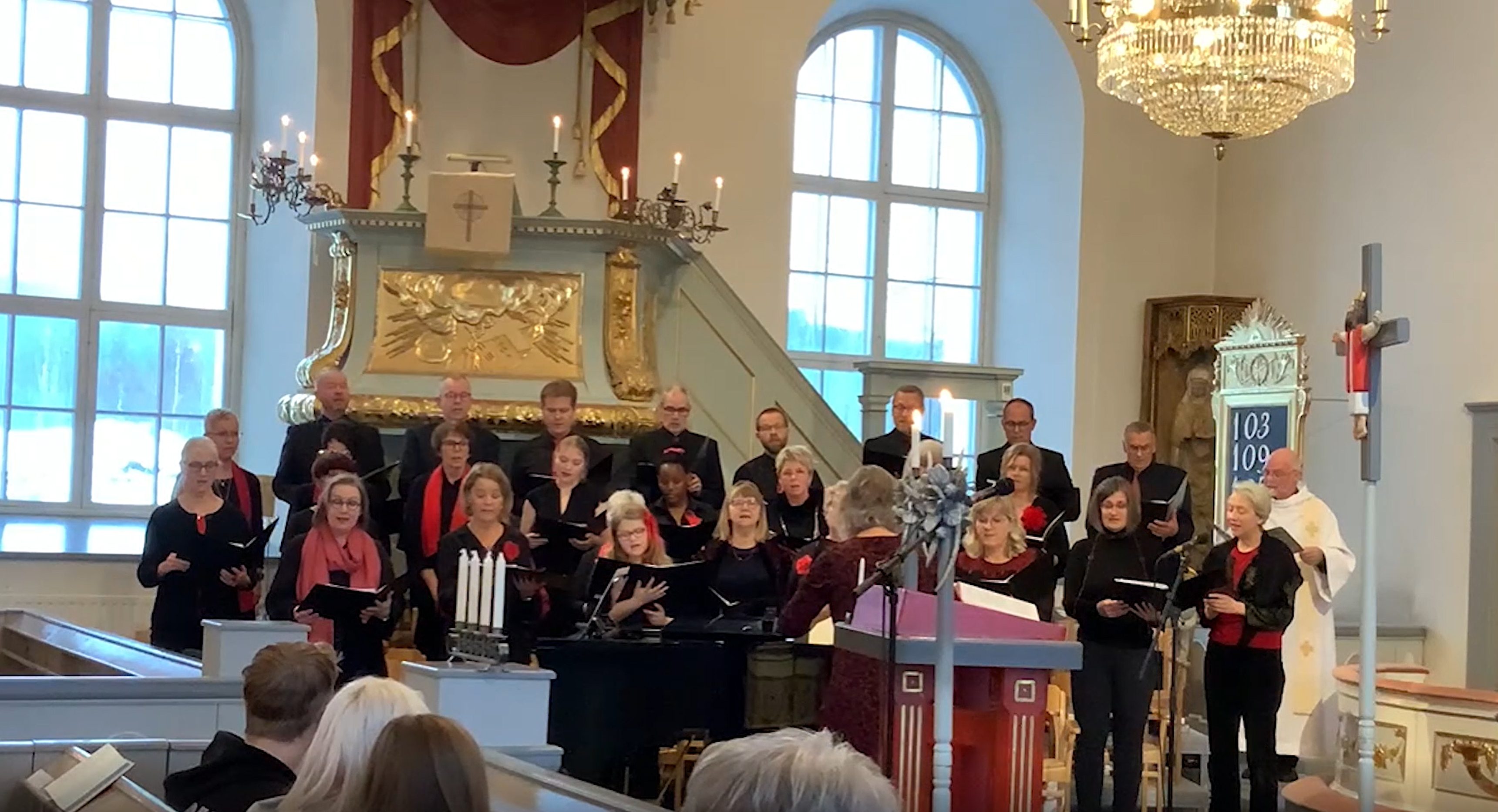 Nordingrå kyrkokör sjunger i adventstid i Nordingrå kyrka