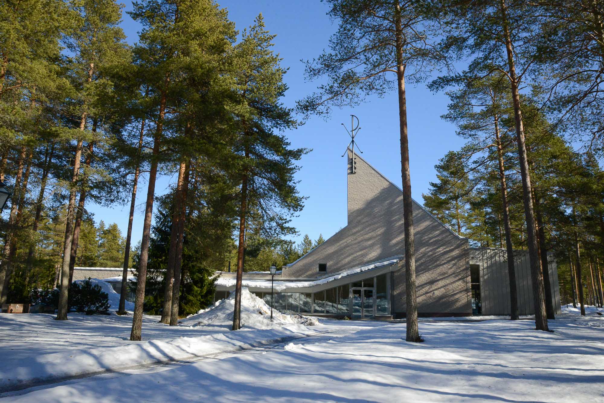 Röbäcks kapell rymmer 100 personer och ligger inbäddat bland tallarna. 