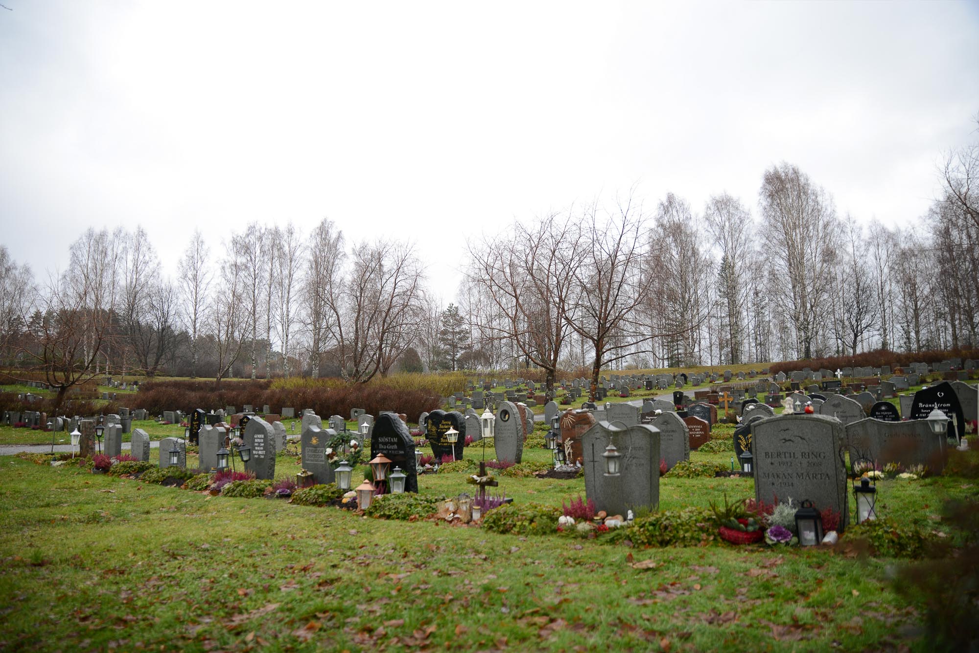 Gravar om hösten på Backens kyrkogård