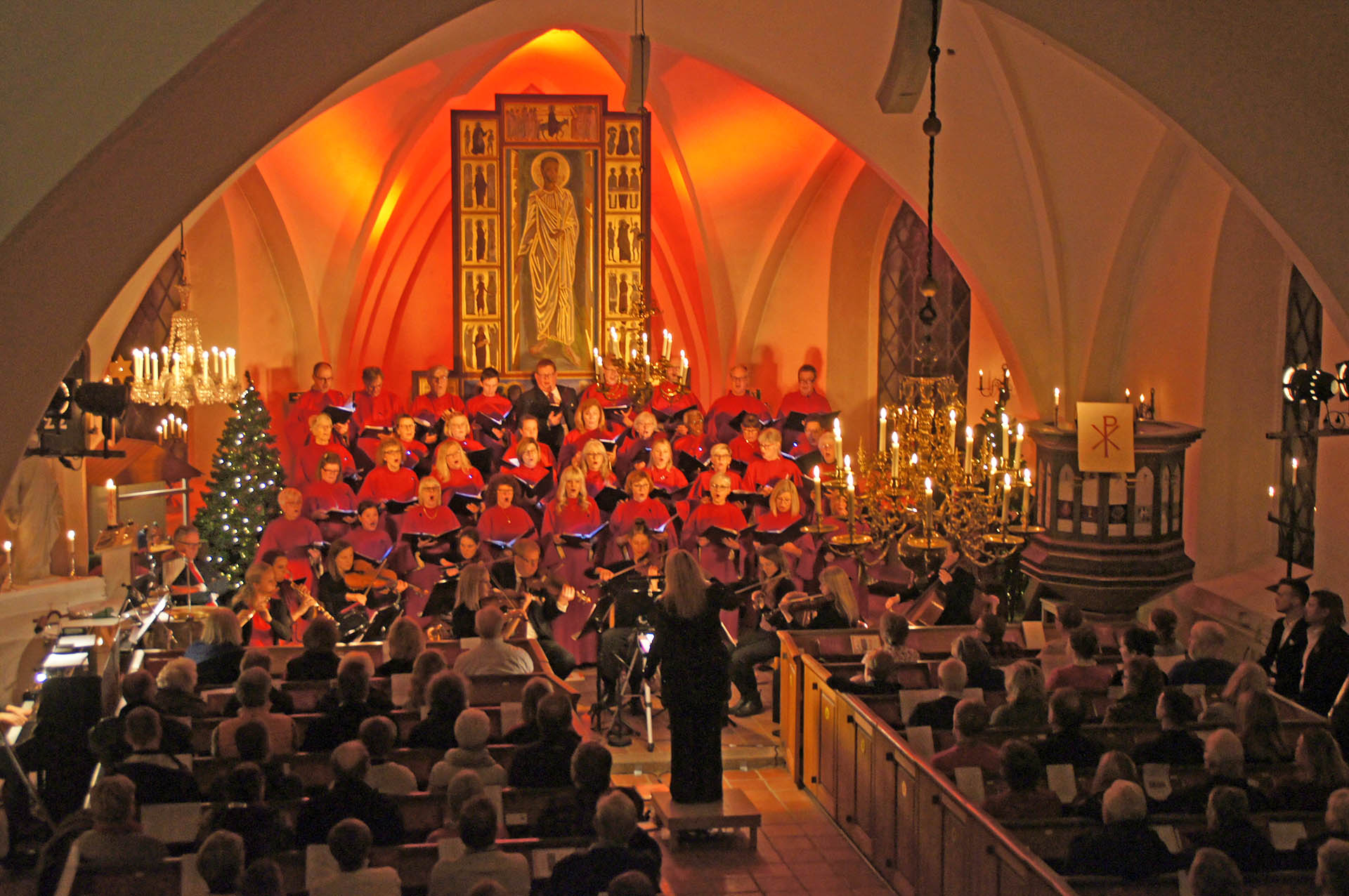 En stor ensemble med kör, solister och orkester ger julkonsert i Frillestads kyrka.