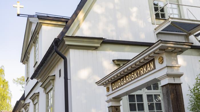 Ingången från Djurgårdsvägen till Djurgårdskyrkans trädgård . 