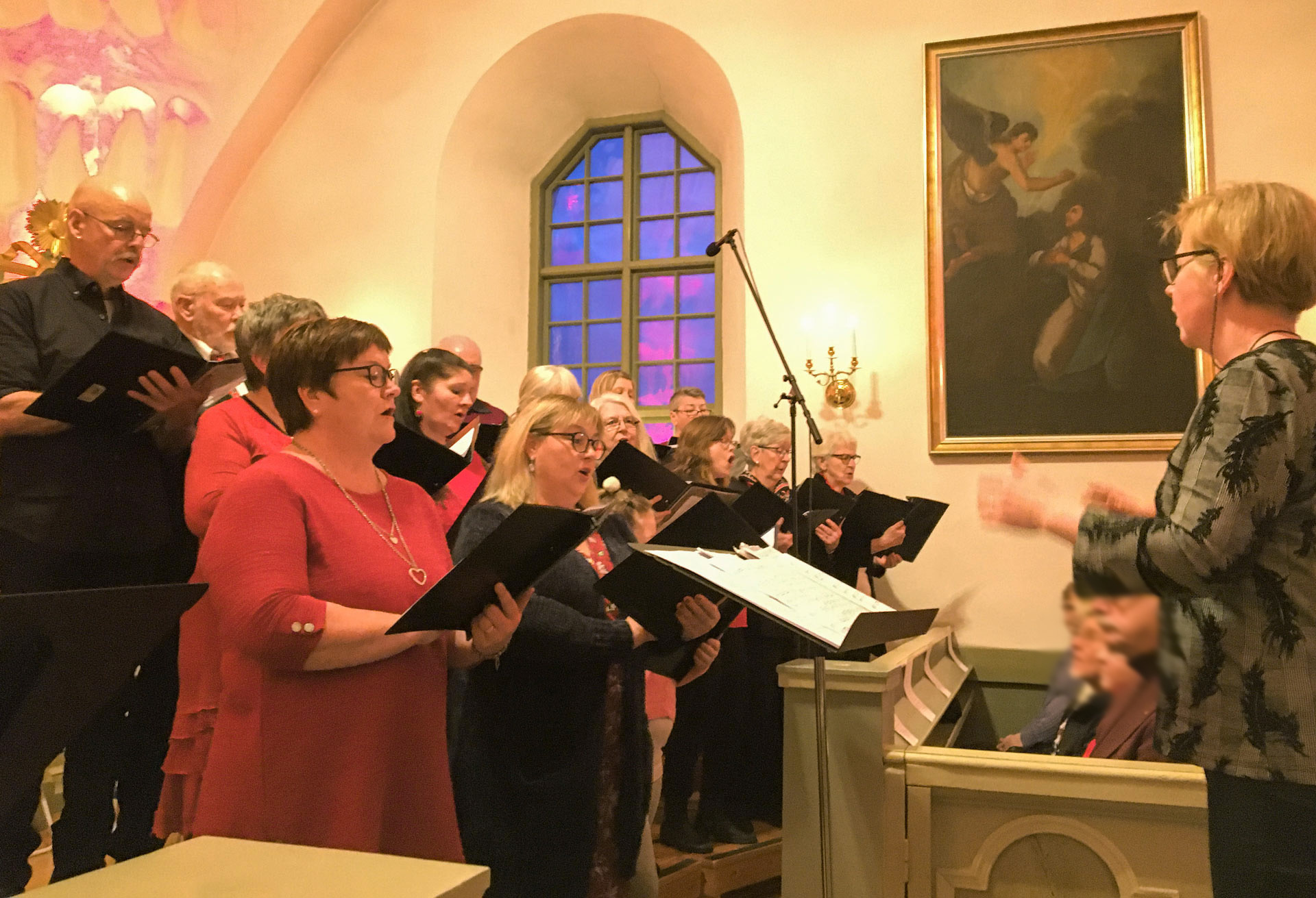 Boteåkören med körledare Eva vid julmusikkonerten i Överlännäs kyrka