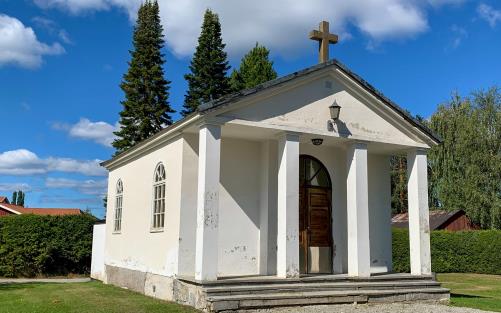 Vitrappad litet kapell beläget på Ådals-Lidens kyrkogård