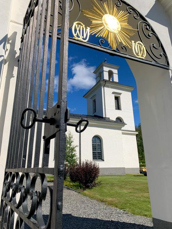 Vi ser Resele kyrka via stigporten.