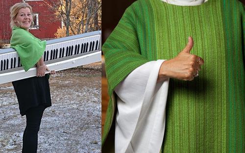 Ett kollage av tre bilder: En kvinnlig kantor som bär på ett stort elpiano, hon ler brett. En torso av en präst iklädd grön mässhake. Prästen gör "tummen upp". Längst till höger en bild av ett klocktorn täckt av byggställningar.