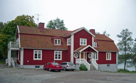 Klockargården, ett stort rött hus i två våningar