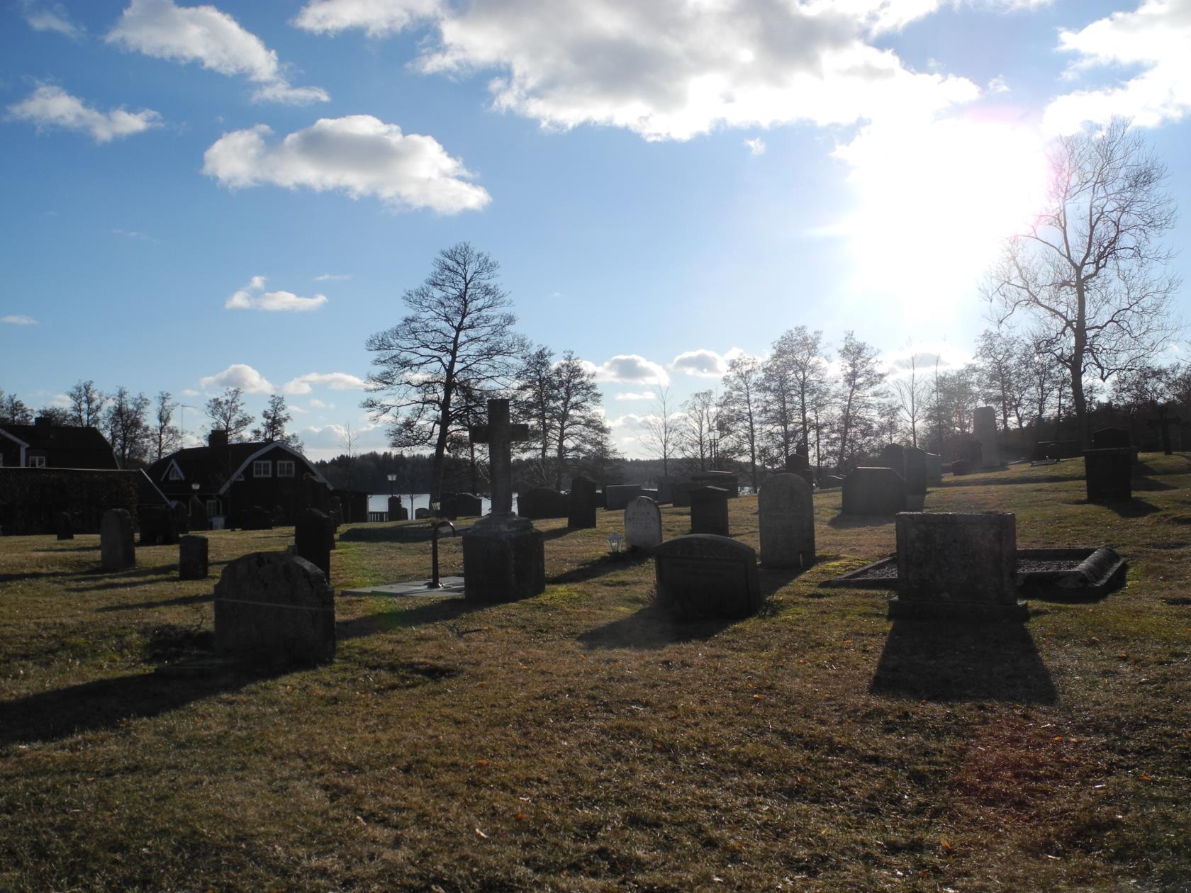 Hölö kyrkogård i motljus tidig vår