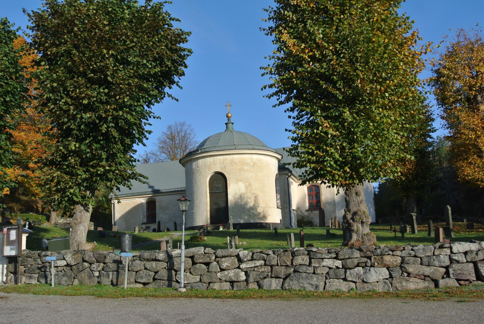 Mörkö kyrka, i lågt höstljus