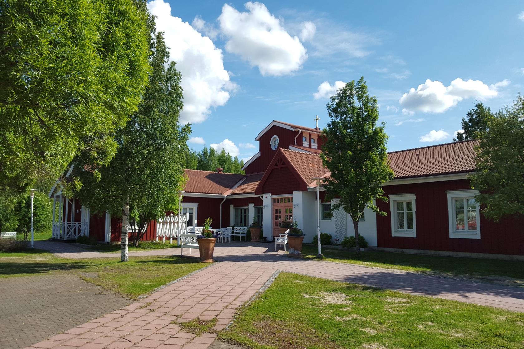 Entrén till Mariakyrkan på sommaren.