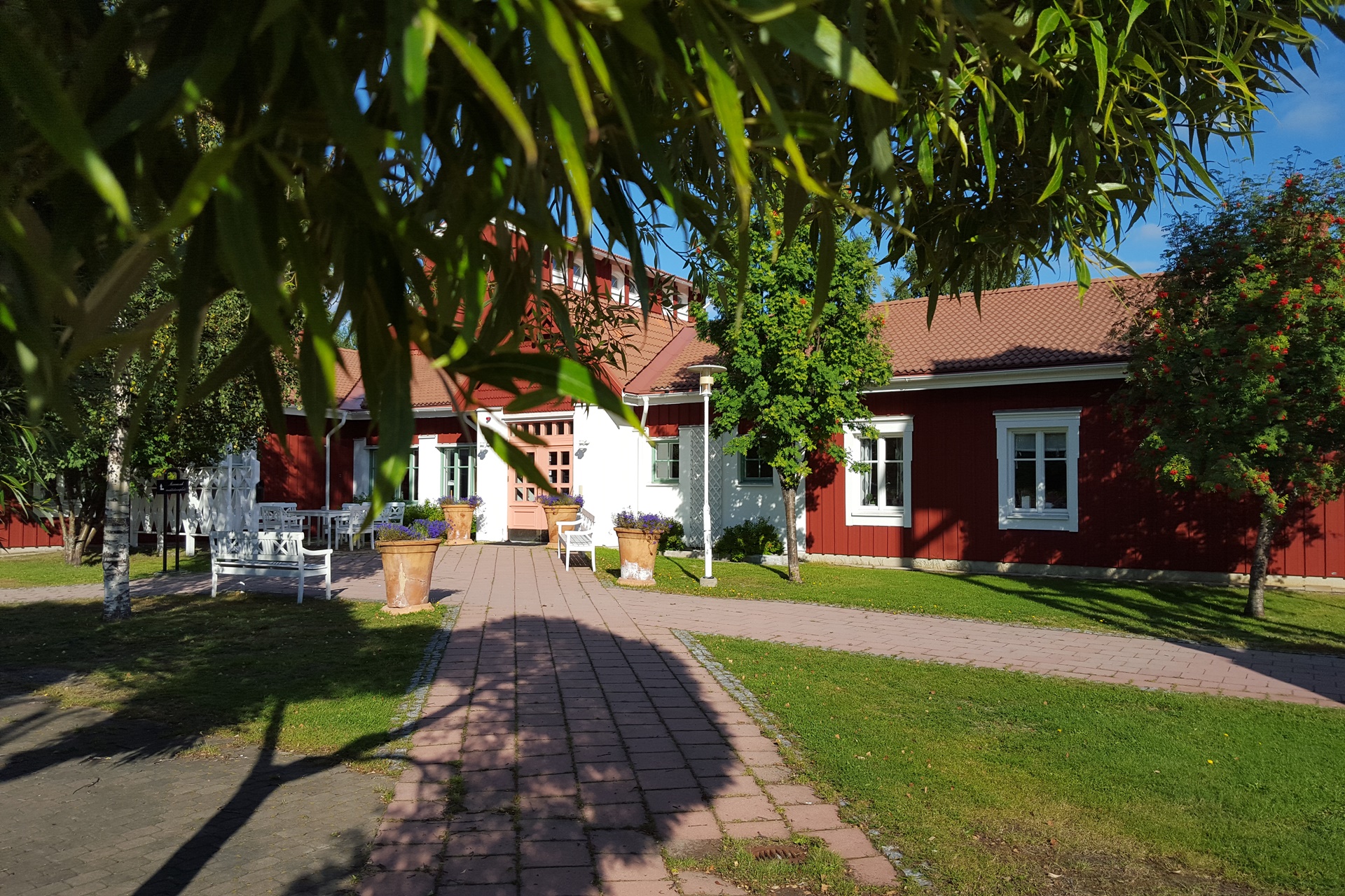 Entrén till Mariakyrkan på sommaren.