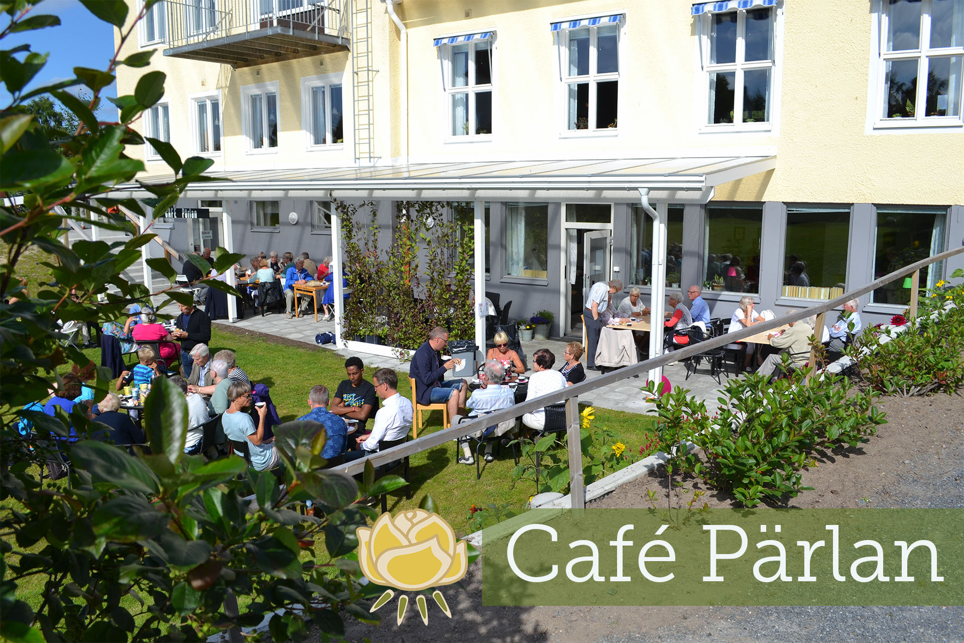 Fikande människor vid uteserveringen, Café Pärlan i Kusmark