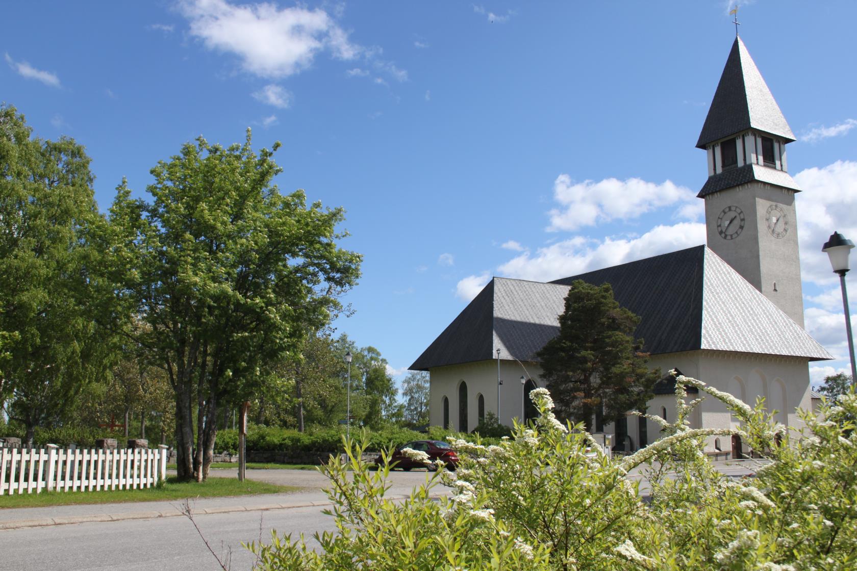 Burträsk kyrka i sommarskrud