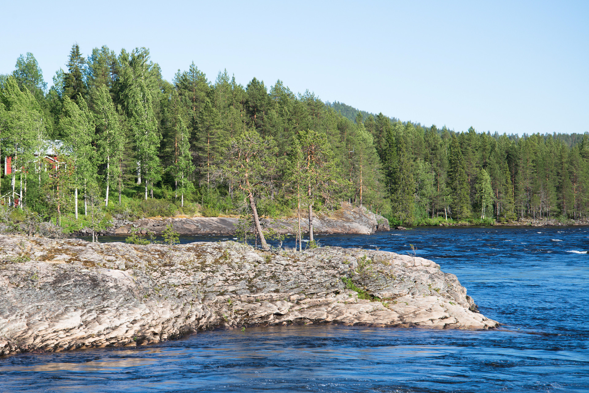 Vid Forsnacken vid rastplatsen som ligger i Kattilakoski i Övertorneå kommun. På andra sidan vattnet är Finland.