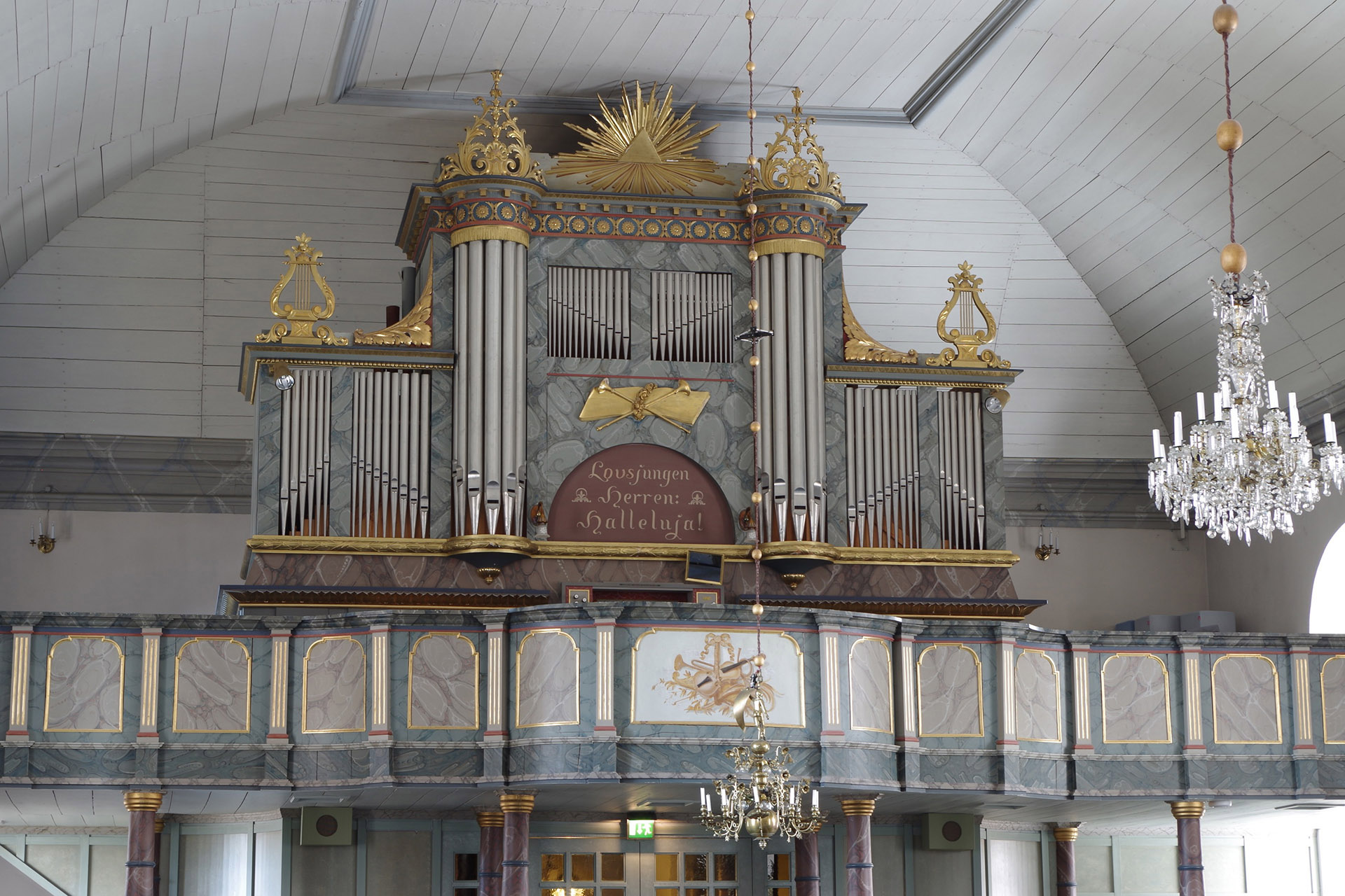 Interiörbild från Brunflo kyrka som visar orgeln och orgelläktaren.