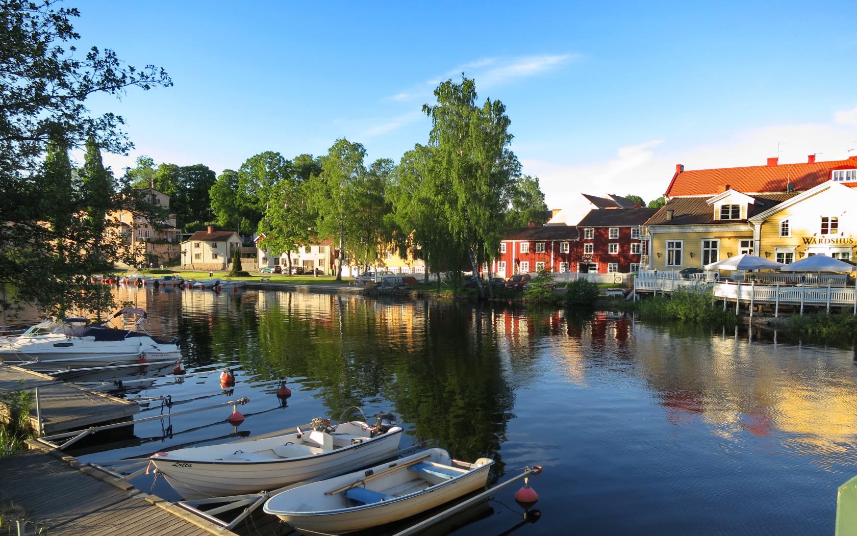 Vy över askersunds hamn med bebyggelse i bakgrunden