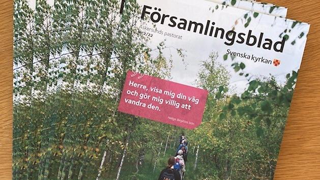 Ett antal exemplar av senaste numret av församlingsbladet ligger på ett bord.