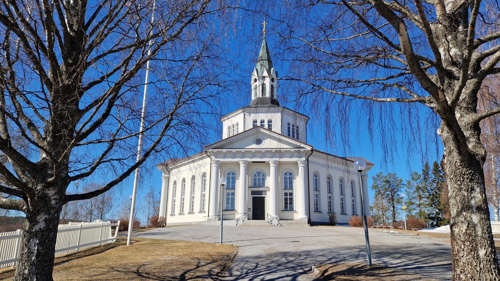 Själevads kyrka sett från björkallén