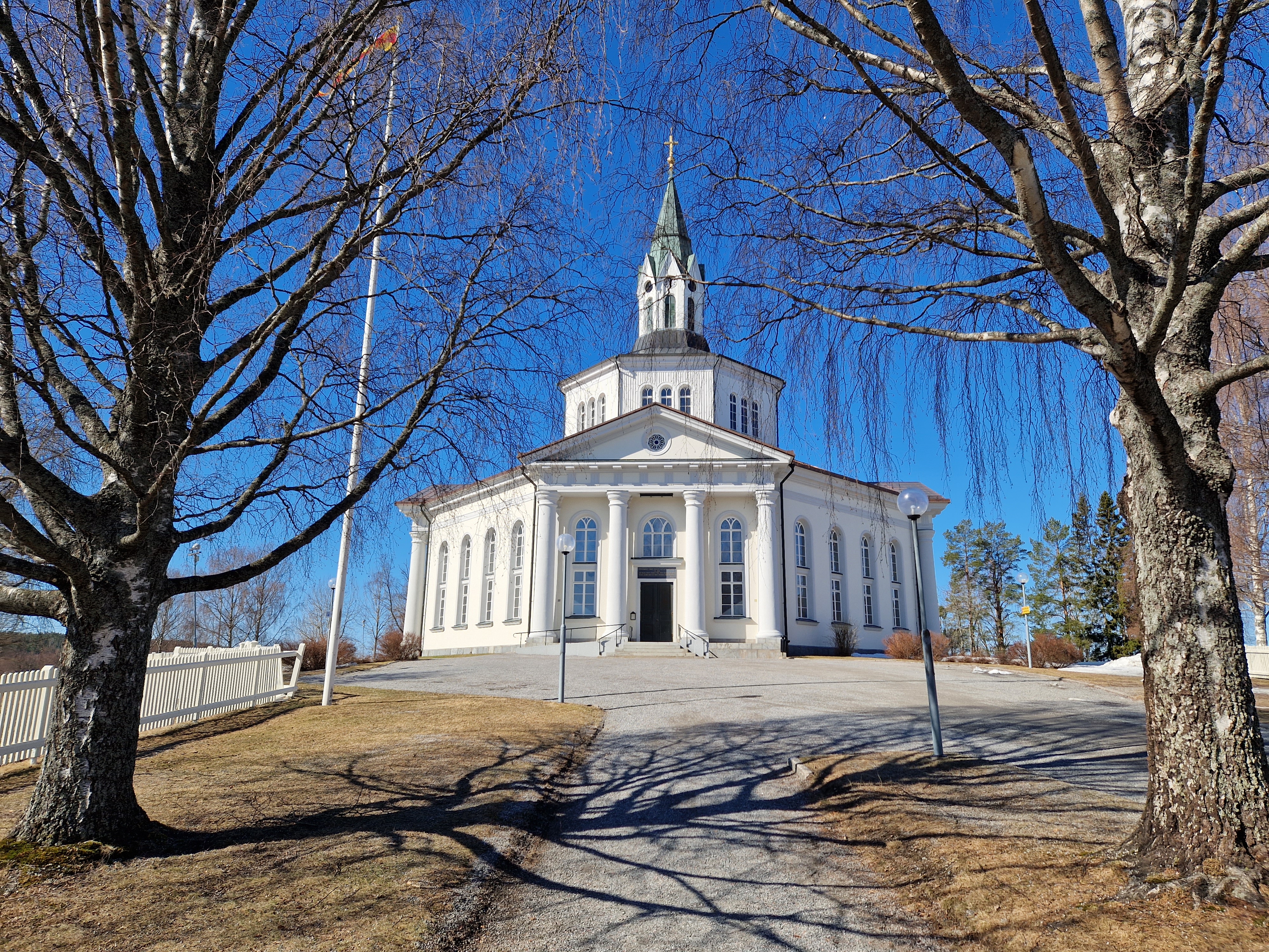 Själevads kyrka sett från björkallén