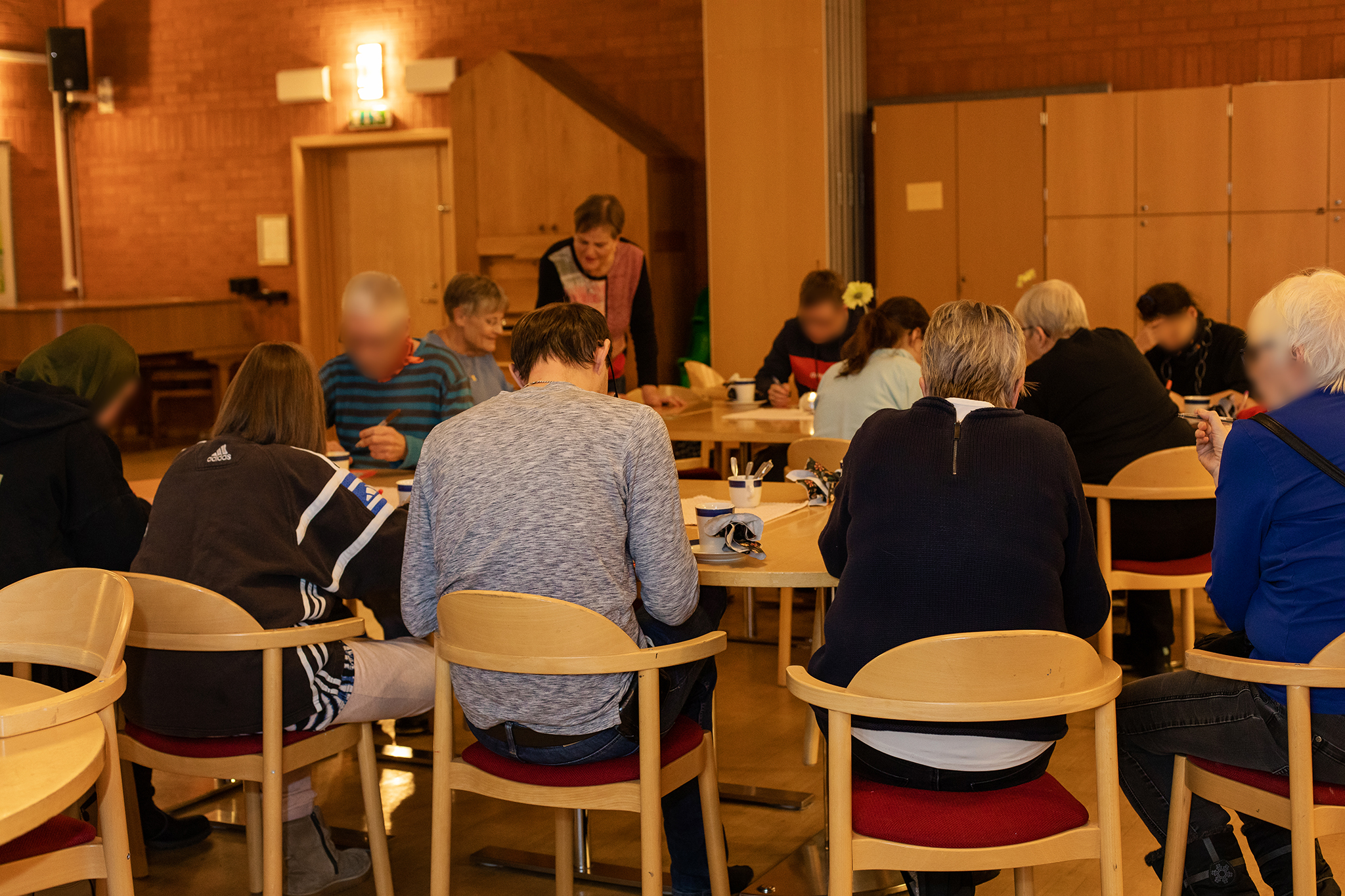 En stor samling människor runt två bord