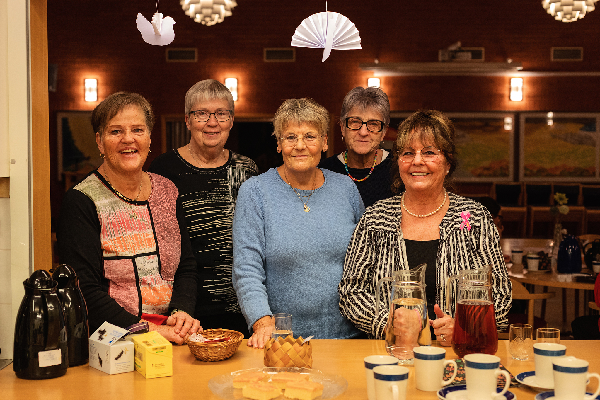 En grupp med 4 kvinnor som står framför ett bord med fika