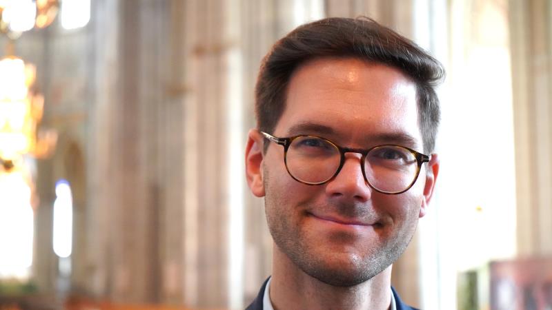 Robert Bennesh fotograferad i en solig domkyrka.