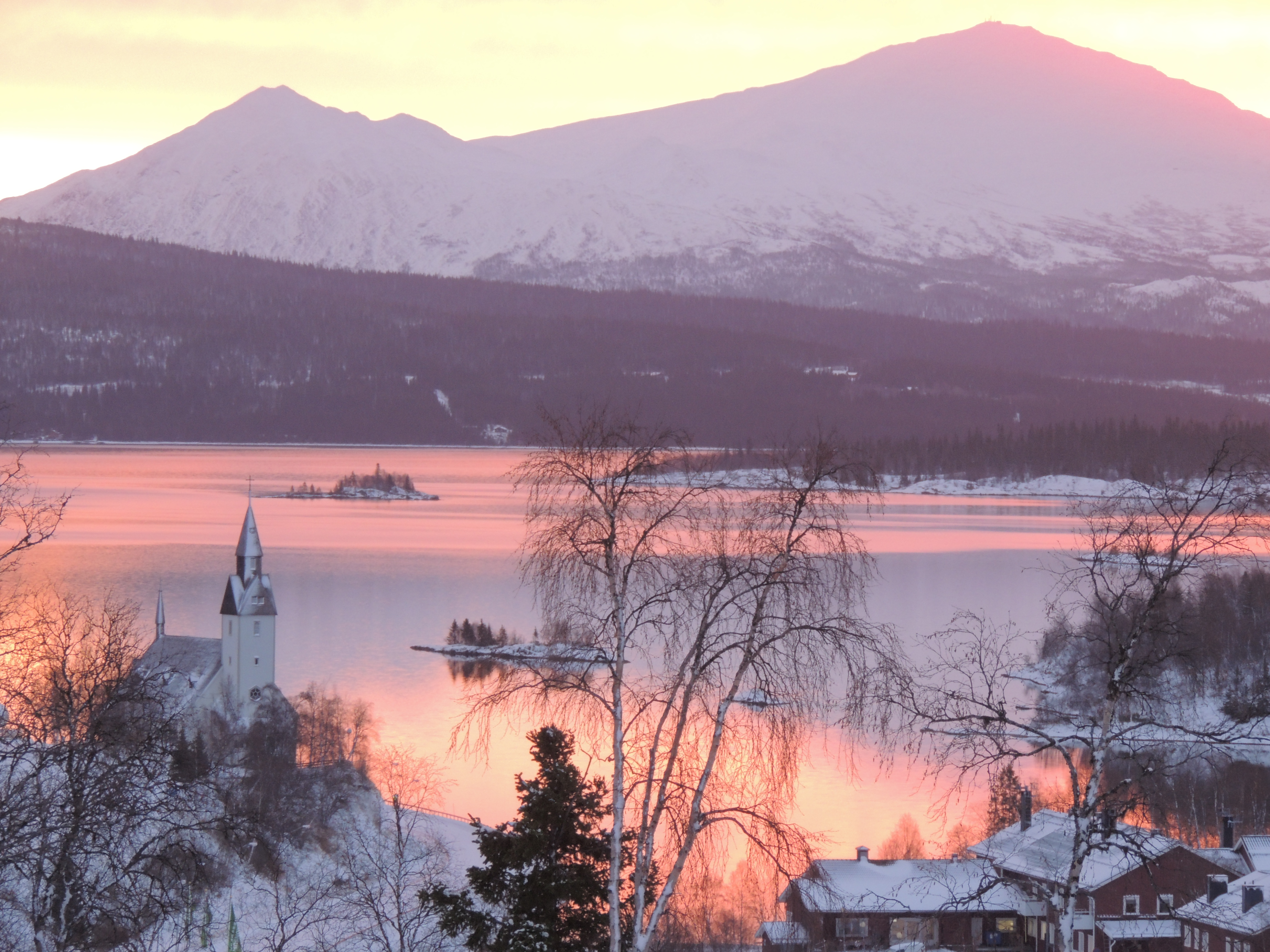 Tärna Kyrka med Ryfjället i bakgrunden